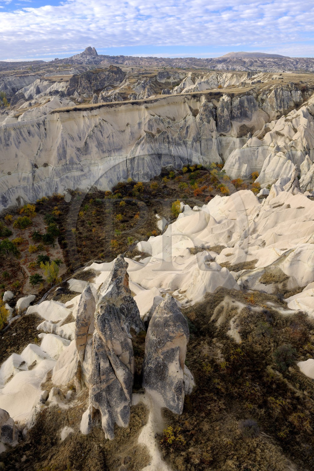 Turquie, Anatolie Centrale, province de Nevsehir, Cappadoce classée Patrimoine Mondial de l'UNESCO, vallée de l'Amour, paysage d'érosion et cheminées de fées avec Uchisar en arrière-plan (vue aérienne)
