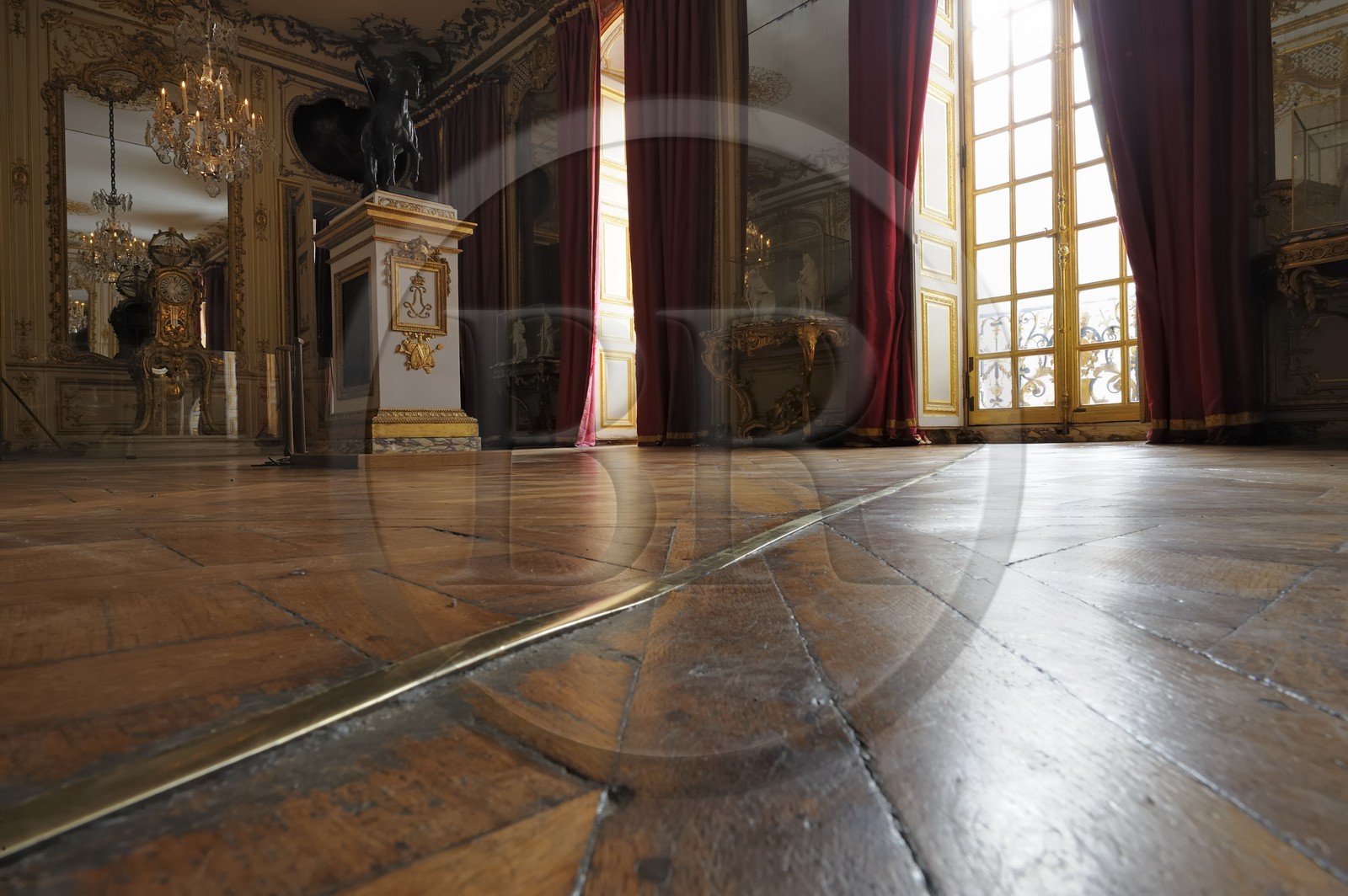 France, Yvelines (78), château de Versailles, appartement privé du Roi, cabinet de la Pendule, à terre le méridien de Versailles.France, Yvelines (78), château de Versailles, classé Patrimoine Mondial de l'UNESCO, appartement privé du Roi, cabinet de la Pendule, à terre le méridien de Versailles