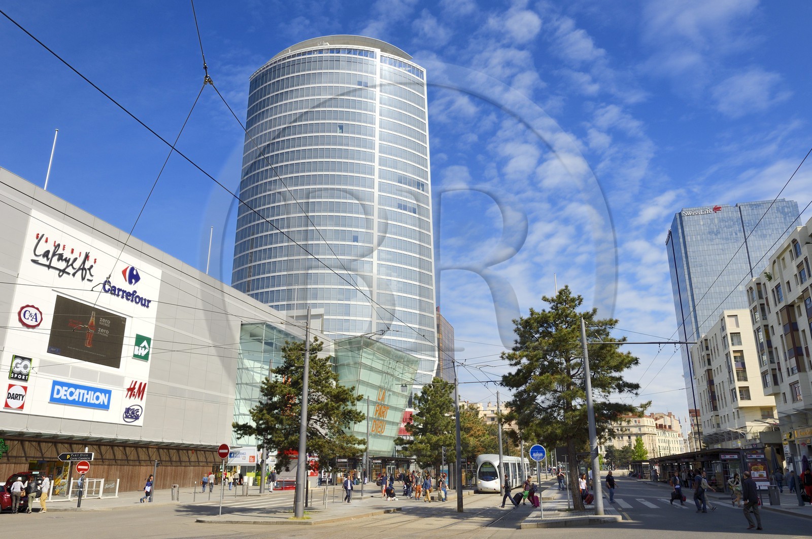 France, Rhône (69), Lyon, quartier de la Part-Dieu, le centre commercial de la Part-Dieu et le gratte-ciel de la Tour Oxygène