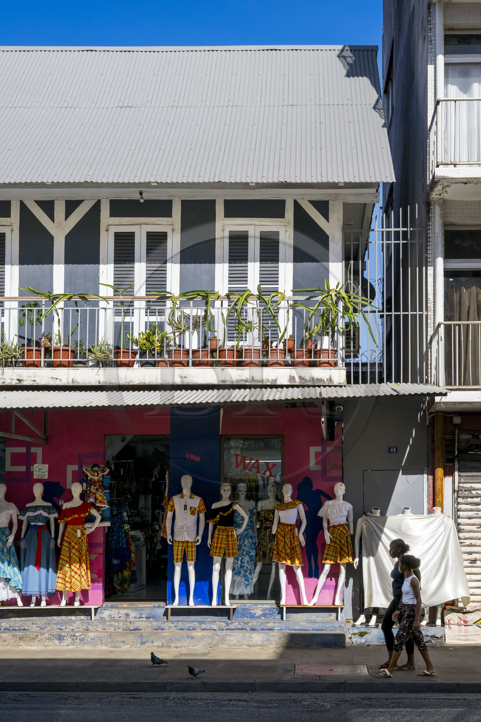 France, Guyane, Cayenne, rue François Arago dans la vieille ville, mannequins aux tissus colorés du magasin de prêt à porter Wax