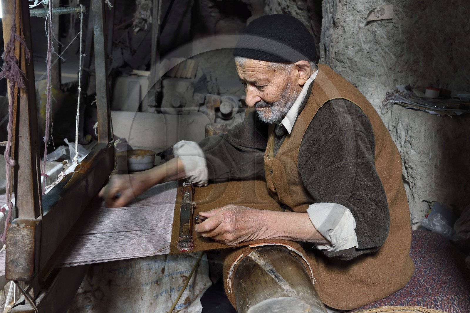 Iran, Province d'Ispahan, désert du Dasht-e Kavir, ville de Nain ou Na'in, Sayed Ali Mostapha, tisseur de laine de chameau de 85 ans dans son atelier souterrain à Mohammadiyeh