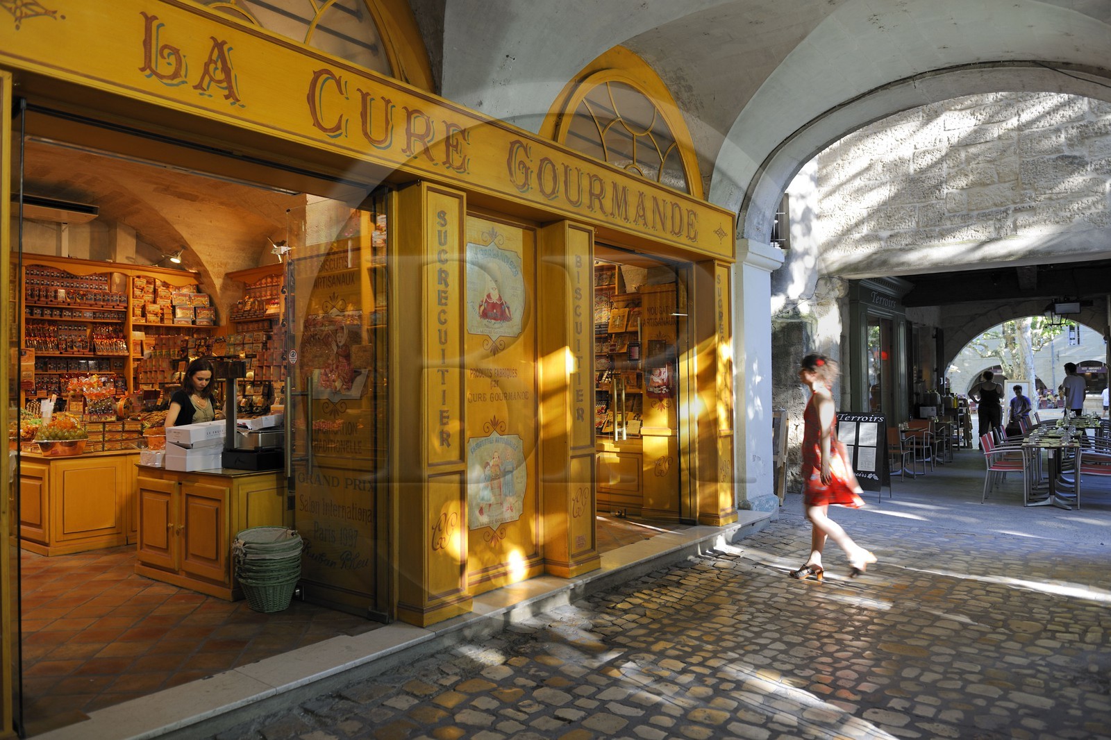 France, Gard (30), Uzès, classée ville d'art et d'histoire, le marché hebdomadaire de la Place aux Herbes entourée de maisons à arcades et des terrasses de café