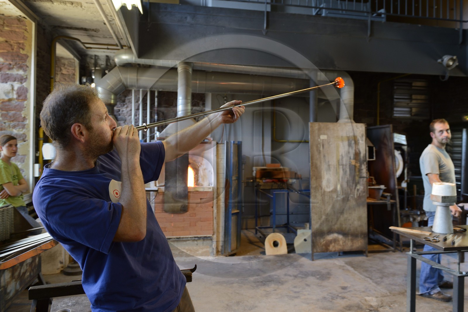 France, Moselle (57), Meisenthal, souffleur de verre au Centre international d'Art verrier (CIAV) dans l'atelier de verre à chaud