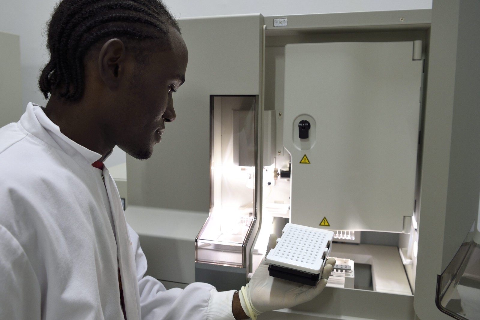 Namibia, Otjiwarongo, Cheetah Conservation Fund, research and education centre, Life Technologies Conservation Genetics Laboratory, Hafeni prepares to use the genetic analyzer