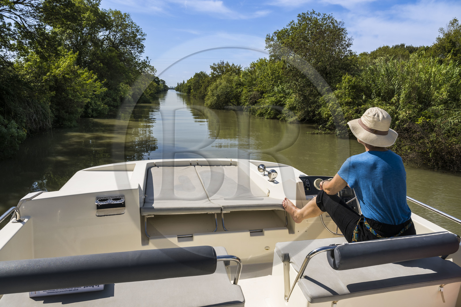 France, Gard (30), Saint-Gilles du Gard, Camargue, canal du Rhône à Sète, navigation du bateau de location Le Boat