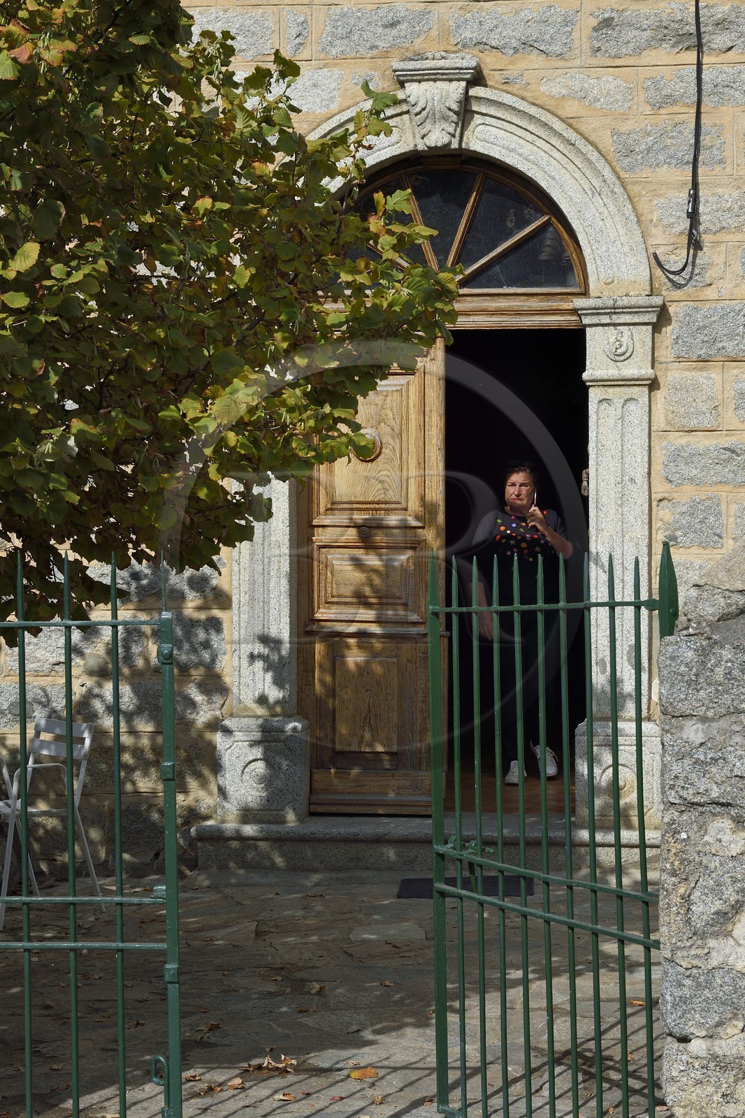 France, Corse-du-Sud (2A), Vallée du Prunelli, Bastelica, entrée d'une maison traditionnelle