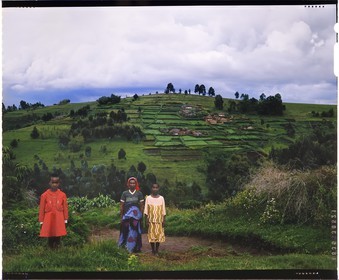 Burundi, province de Bujumbura, région d'Ijenda, mère Tutsi et ses filles, l'habitat est dispersé au hasard des collines ce qui confère aux paysages du Burundi un aspect très particulier, on distingue des plantations de thé autour des rugos (reproduction plan-film inversible 4x5)