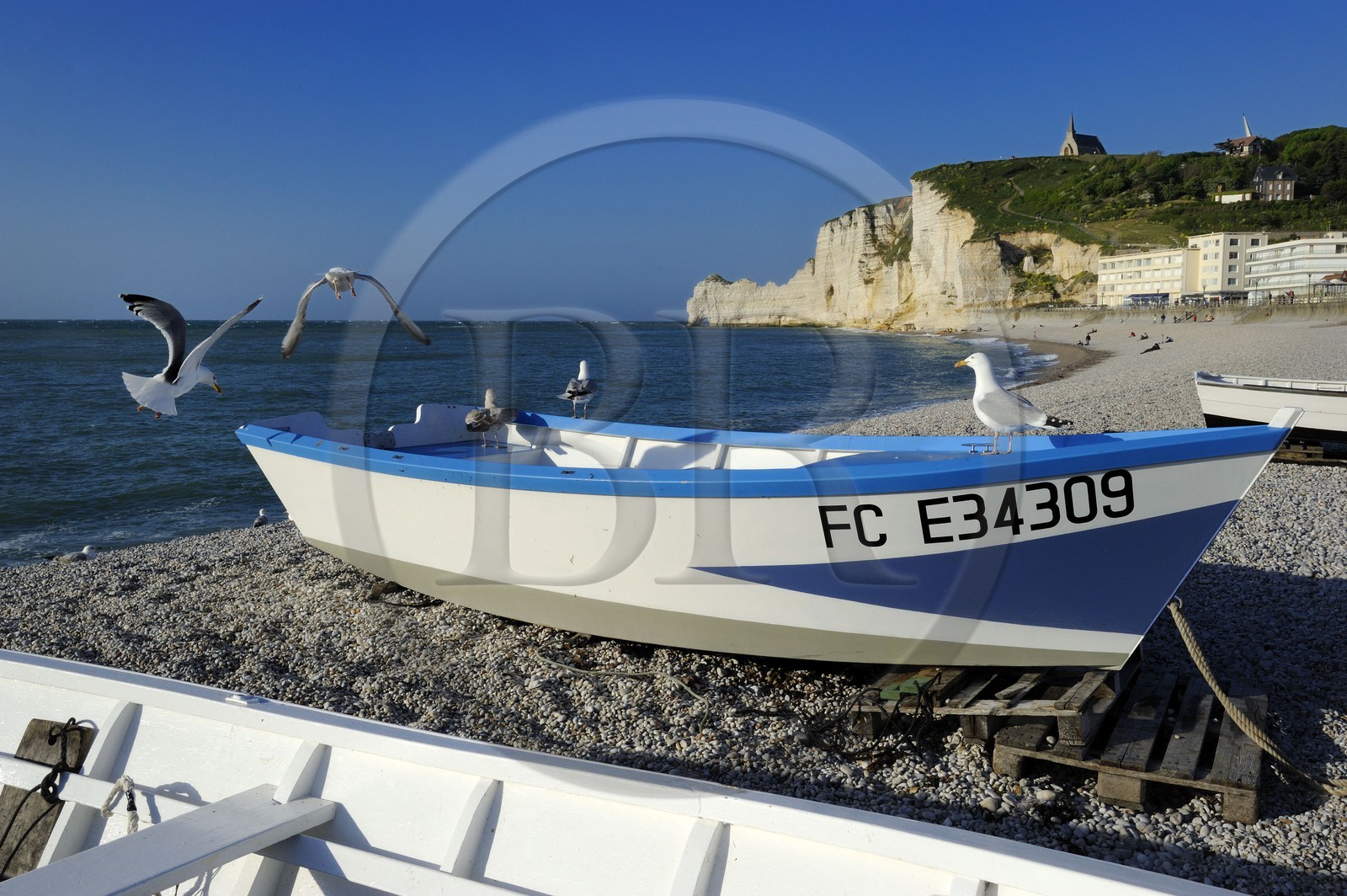 France, Seine-Maritime (76), Pays de Caux, Côte d'Albâtre, Etretat, la falaise d'Amont et l'église Notre-Dame-de-la-Garde depuis la plage de la ville avec les barques de pecheurs