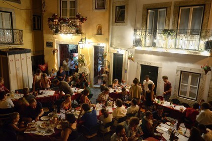 Portugal, Lisbonne, quartier de l'Alfama, terrasse animée de restaurant sur la petite place largo de Sao Rafael