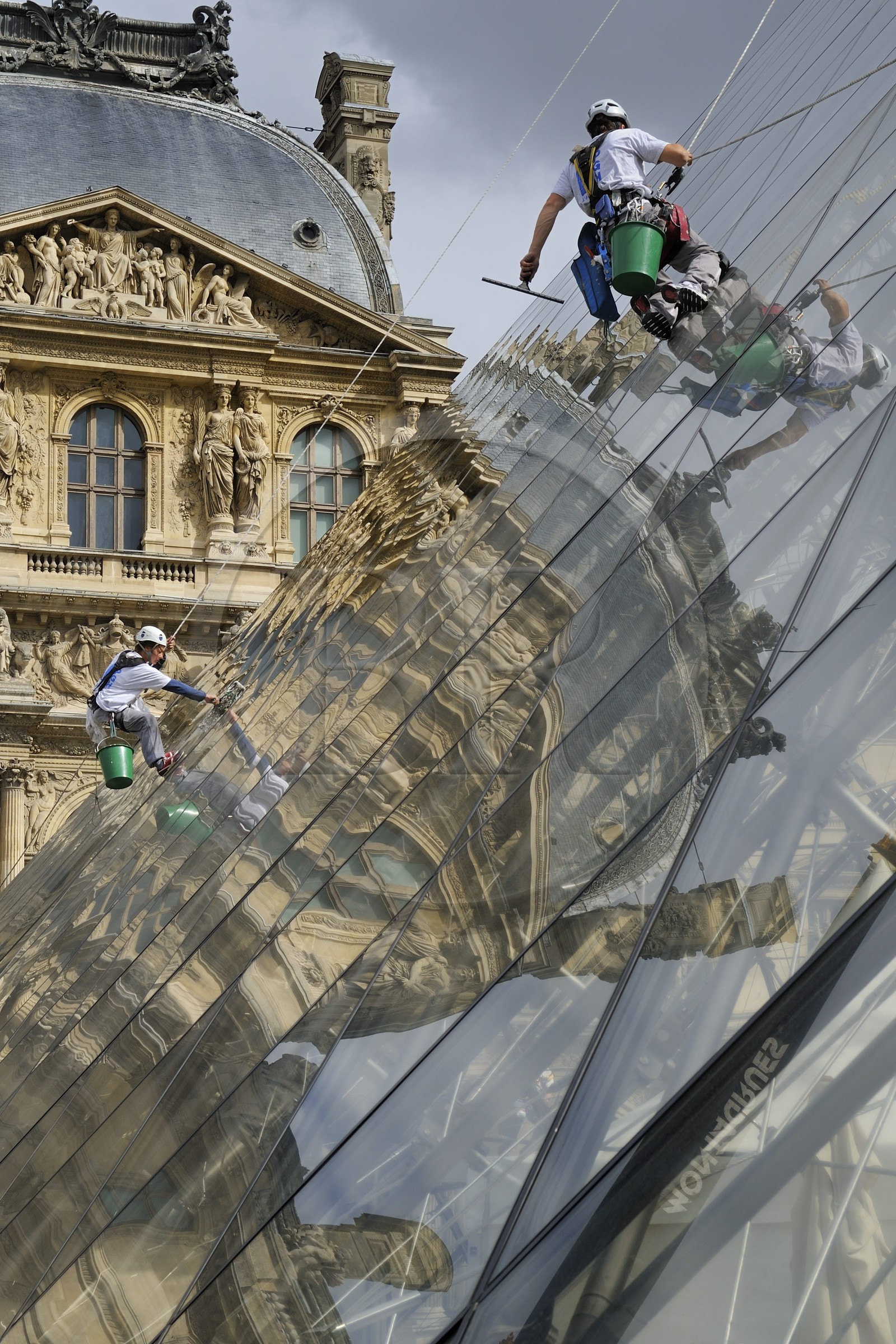 France, Paris (75), le musée du Louvre, laveurs de vitres sur la façade en verre de la pyramide de l'architecte Ieoh Ming Pei