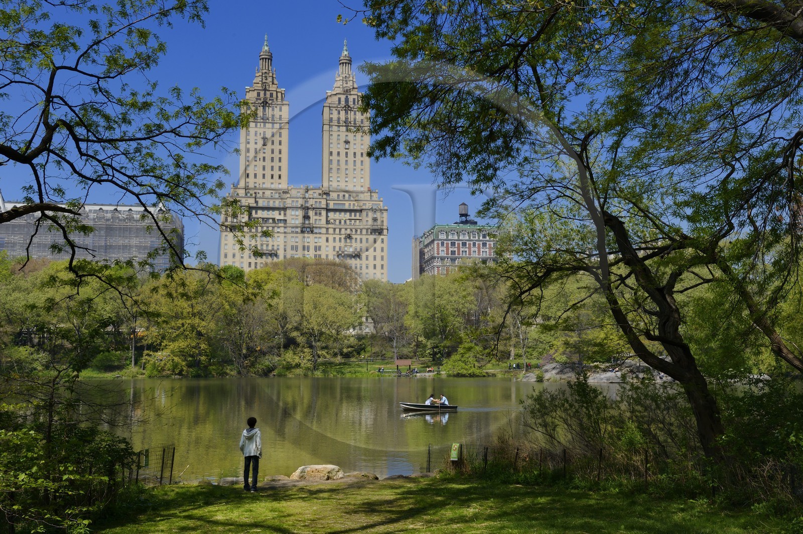 Etats-Unis, New York, Manhattan, Central Park, le Lac et la Skyline avec les immeubles Le San Remo (145 and 146 Central Park West)
