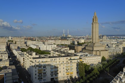 France, Seine-Maritime (76), Le Havre, Centre-ville reconstruit du Havre par Auguste Perret classé Patrimoine Mondial de l'UNESCO, immeubles Perret et la Tour Lanterne de l'église Saint-Joseph, le port en arrière plan
