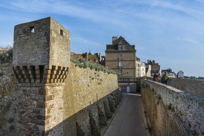 France, Ille-et-Vilaine (35), Côte d'Emeraude, Saint-Malo, les remparts du jardin de la place du Québec