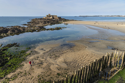 France, Ille et Vilaine, Cote d'Emeraude (Emerald Coast), Saint Malo, Fort National designed by Vauban and built by Siméon Garangeau from 1689 to 1693, Eventail beach at low tide with its wooden breakwaters