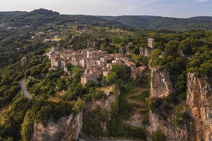 France, Var (83), La Dracénie, village de Châteaudouble surplombant les gorges sur la Nartuby (vue aérienne)