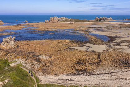 France, Côtes-d'Armor (22), Côte d'Ajoncs, Plougrescant, Anse de Pors (Porz) Scaff, la plage du site du gouffre de Plougrescant, randonneurs sur le chemin de Grande Randonnée GR 34 (vue aérienne)