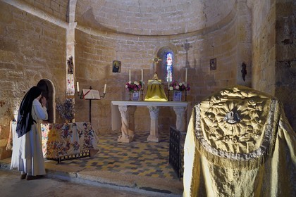 France, Var (83), Dracénie, Ampus, chapelle Notre Dame de Spéluque (XIIème siècle), classée Monument Historique propriété privée, Sœur Marie du Saint-Esprit, dominicaine qui préserve la chapelle