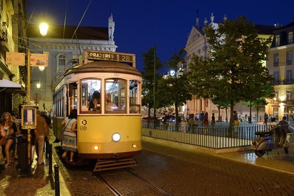 Portugal, Lisbonne, quartier du Bairro Alto, place Largo de Camoes, le célèbre tramway 28 (electricos)