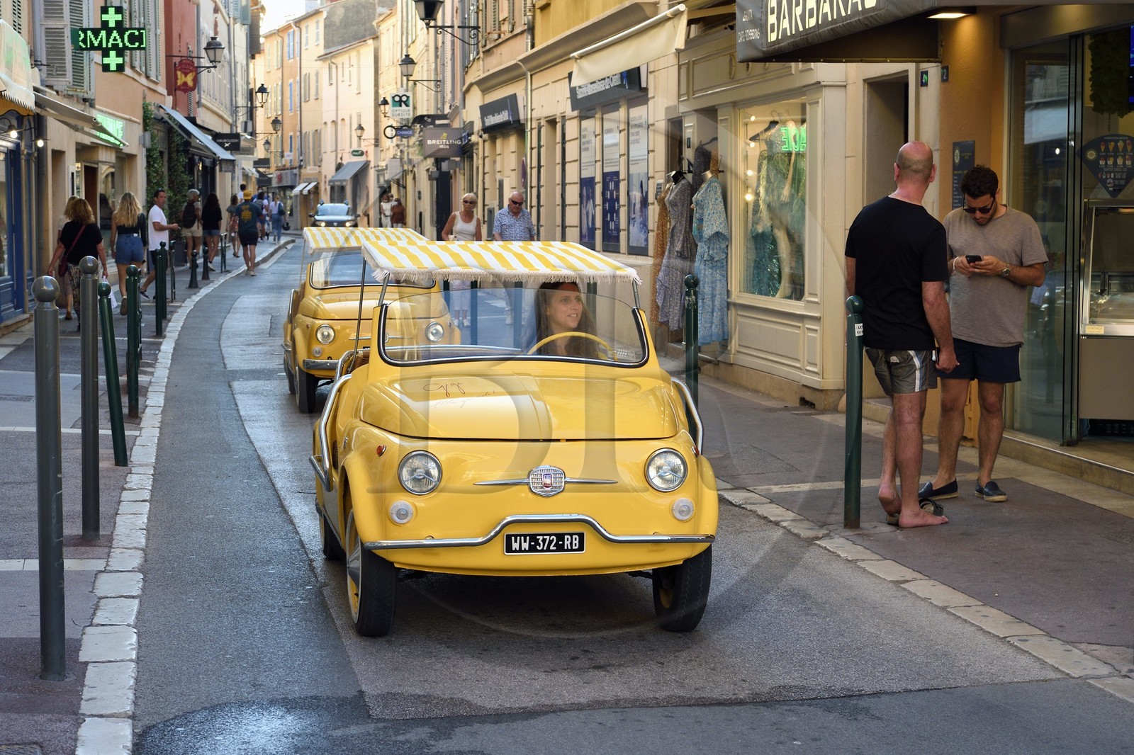 France, Var (83), Saint-Tropez, Fiat 500 cabriolet publicitaire arrivant sur le port de la rue du général Allard