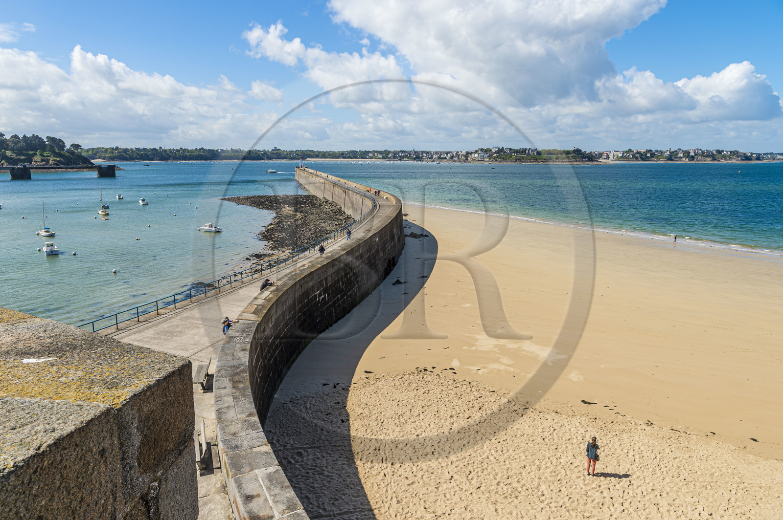 France, Ille et Vilaine, Cote d'Emeraude (Emerald Coast), Saint Malo, the Mole des Noires jetty on the edge of Bon Secours beach, the town of Dinard in the background