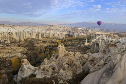 Turquie, Anatolie Centrale, province de Nevsehir, Cappadoce classée Patrimoine Mondial de l'UNESCO, environs d'Uçhisar, vallée de l'Amour, paysage d'érosion et cheminées de fées (vue aérienne)