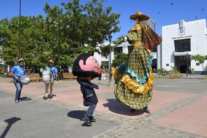 Nicaragua, Leon, la Gigantona sur la place centrale, danse traditionnelle de poupées marionnettes représentant un homme d'origine amérindienne (petit) avec une femme d'origine espagnole (géante) pour se moquer des espagnols qui se mettaient souvent en couple avec des femmes indigènes