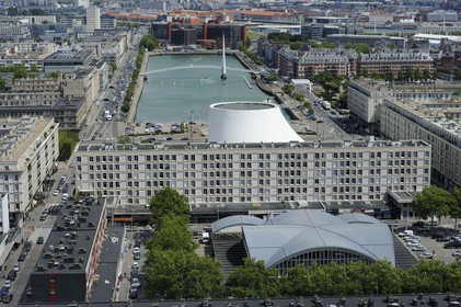 France, Seine-Maritime (76), Le Havre, Centre-ville reconstruit du Havre par Auguste Perret classé Patrimoine Mondial de l'UNESCO, immeubles Perret autour du Bassin du Commerce, les halles centrales et le sommet du Volcan réalisé par Oscar Niemeyer