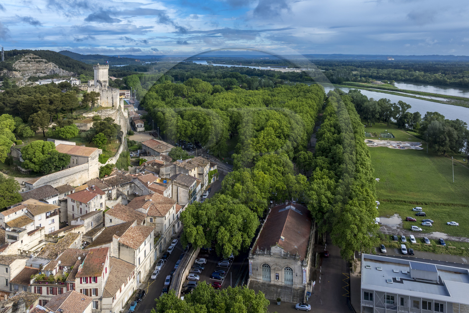 France (30), Gard, Beaucaire, le chateau de Beaucaire et le pré qui acceuillait la Foire de la Madeleine (Foire de Beaucaire) en bordure du Rhone (vue aérienne)