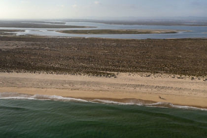 Portugal, Algarve, Parc naturel de la Ria Formosa, Faro, Ile de Barreta ou Deserta (Ilha da Barretta ou Deserta), la plage (vue aérienne)