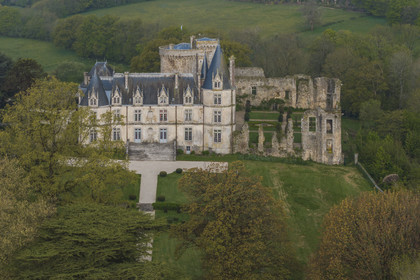 France, Vendée (85), Sèvremont, le chateau de la Flocellière, gite et chambre d'hotes (vue aérienne)