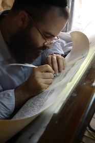 Israel, désert du Neguev, forteresse de Massada, classée Patrimoine Mondial de l'UNESCO, synagogue, copie à la plume de la Torah