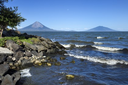 Nicaragua, San Jorge, Ile d'Ometepe sur le lac Nicaragua avec le volcan Conception (1610 m) toujours en activité à gauche et le volcan Maderas à droite