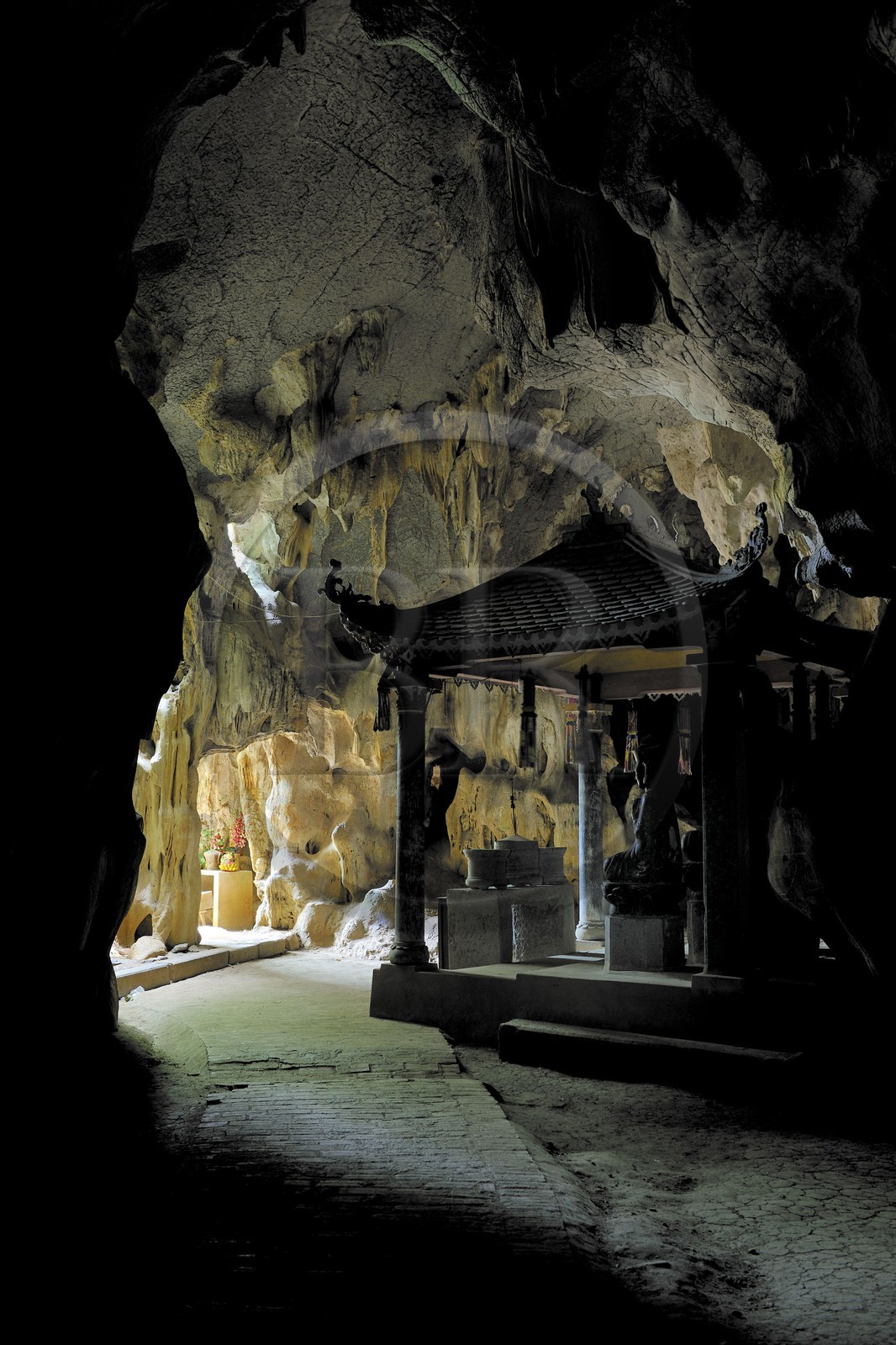 Vietnam, province de Ninh Binh, pagode partiellement troglodytique de Bich Dong, temple de la grotte