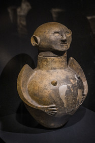 France, Gard (30), Nîmes, Musée de la Romanité, urne cinéraire anthropoide étrusque, vase canope à tête de femme en terre cuite (Castiglion del lago fin du VIIème siècle av. J.-C.)(exposition temporaire)