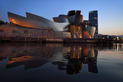 Espagne, Pays basque espagnol, Biscaye, Bilbao, le musée Guggenheim de l'architecte Frank Gehry et la Tour Iberdrola