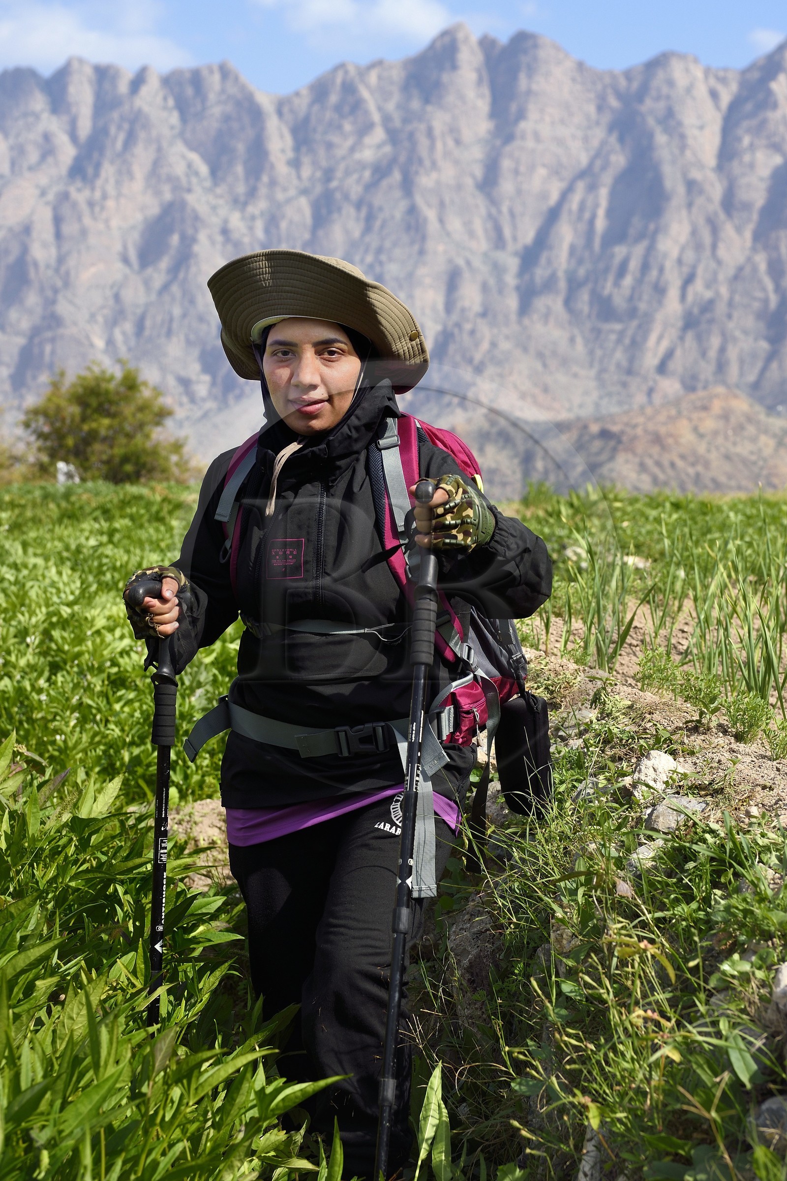 Sultanat d'Oman, Gouvernorat d'Al-Batina du Sud, Hajar occidental, Wadi Mistall, la randonneuse Badour Al Salhi dans les cultures en terrasse surplombant le village de Wakan (Wukan)
