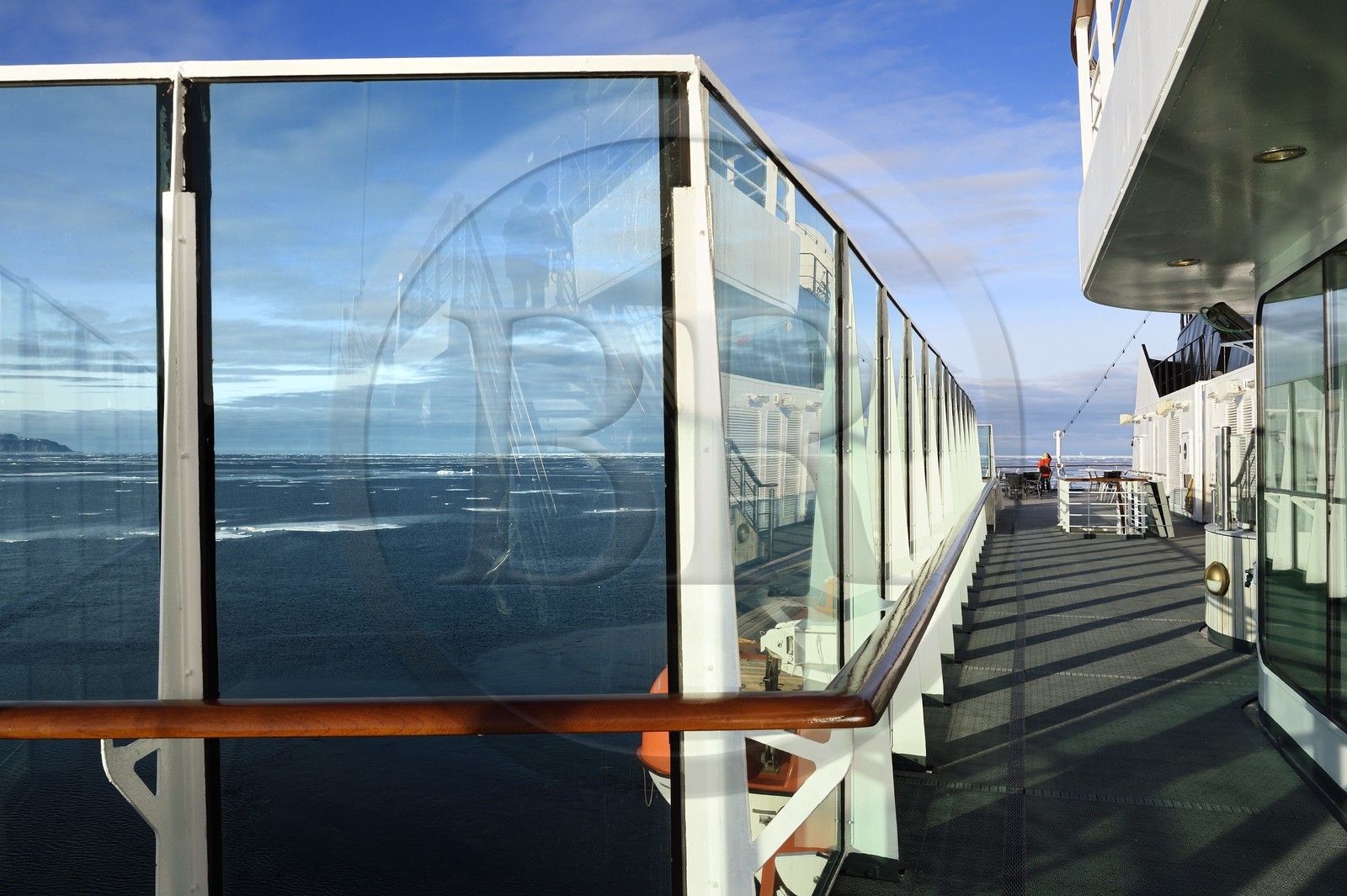 Groenland, cote Nord-Ouest, Smith sound au nord de la baie de Baffin, le bateau de croisière MS Fram de la compagnie Hurtigruten progressant entre les blocs de glace de la banquise
