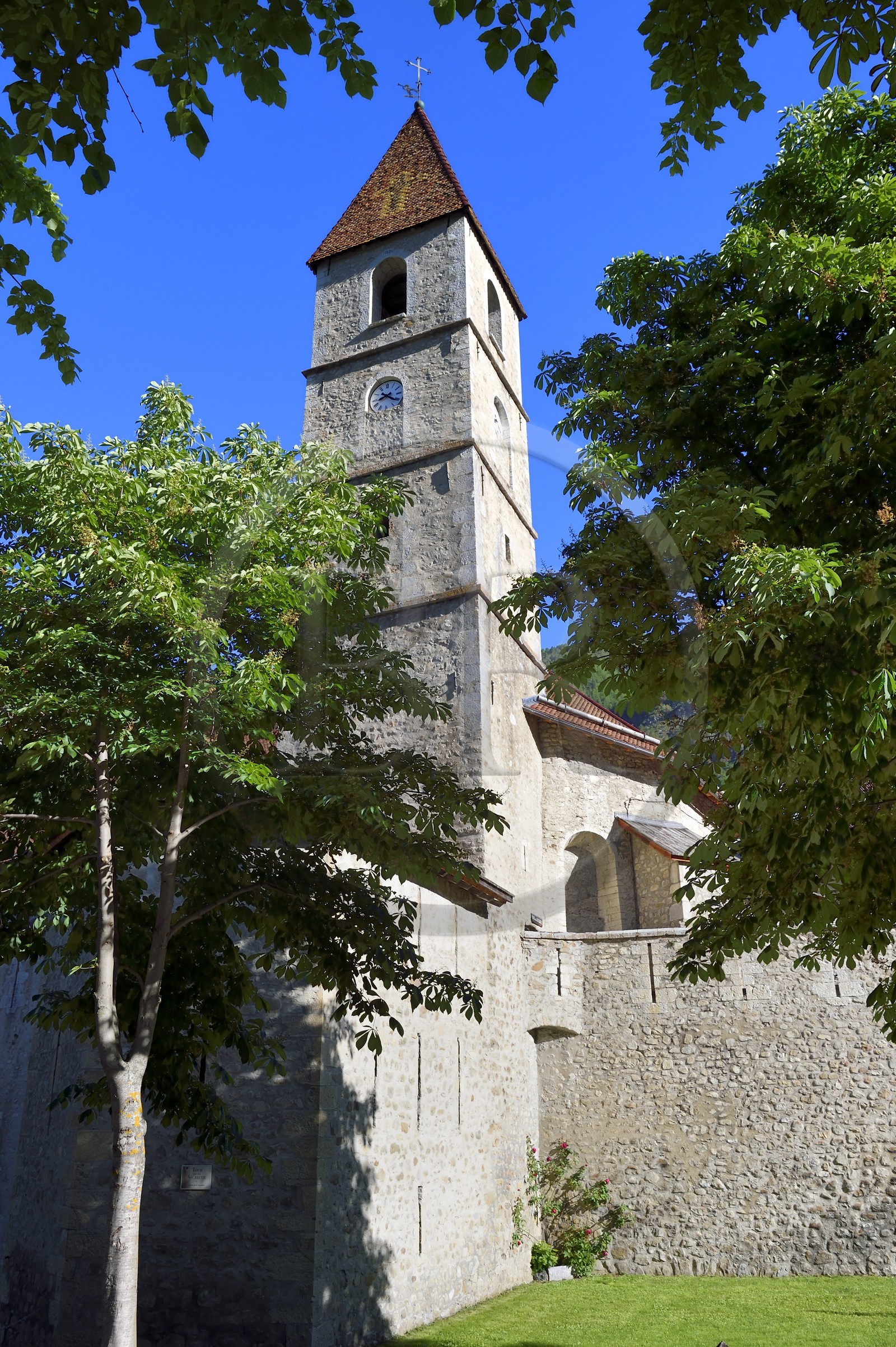 France, Alpes-de-Haute-Provence (04), Parc National du Mercantour et la vallée du Haut-Verdon, Colmars-les-Alpes fortifiée par Vauban à la fin du XVIIe siècle, muraille extérieure et église Saint-Martin