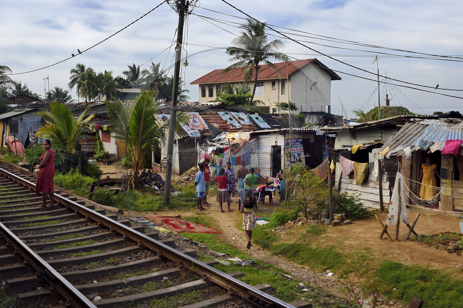 Sri Lanka, Province de l'Ouest, Colombo, Mount Lavinia, train de Colombo à Galle, habitations de fortune en bordure de la voie ferrée