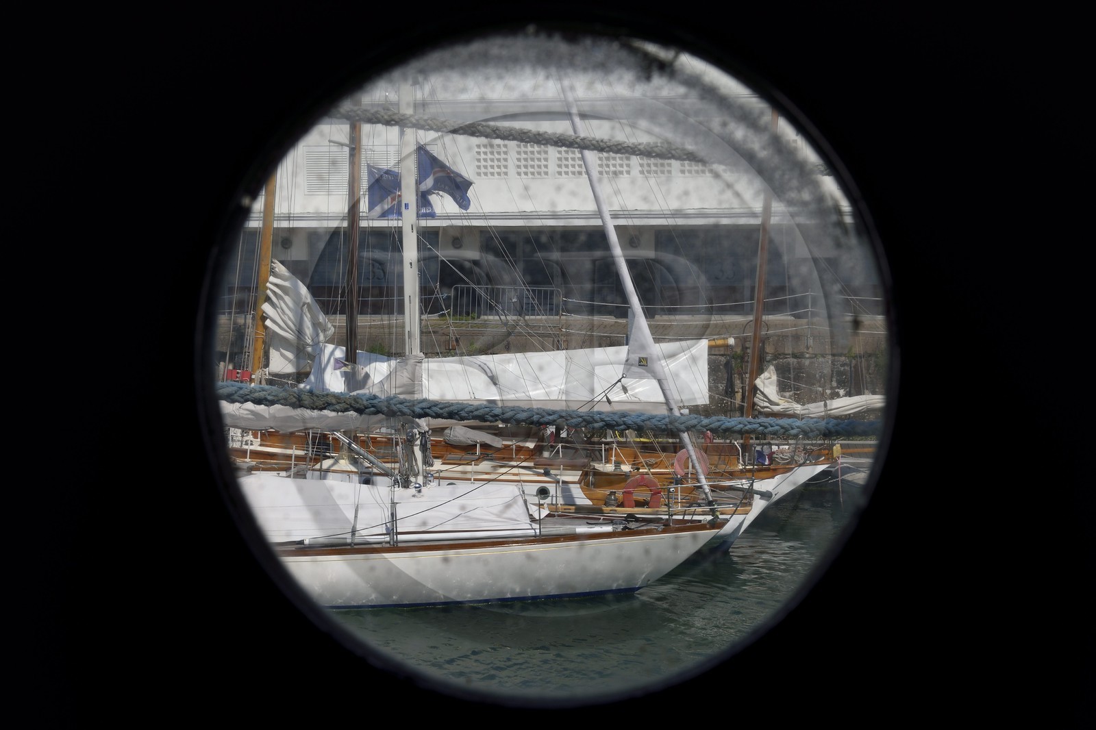 France, Charente-Maritime (17), La Rochelle, le bassin des grands yachts, Musée Maritime à travers un hublot de la frégate météorologique France I