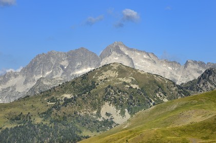 France, Hautes-Pyrénées (65), Saint-Lary-Soulan et Vielle-Aure, randonnée sur une variante du GR10 entre le col de Portet et les lacs de Bastan en bordure de la réserve naturelle de Néouvielle en arrière plan