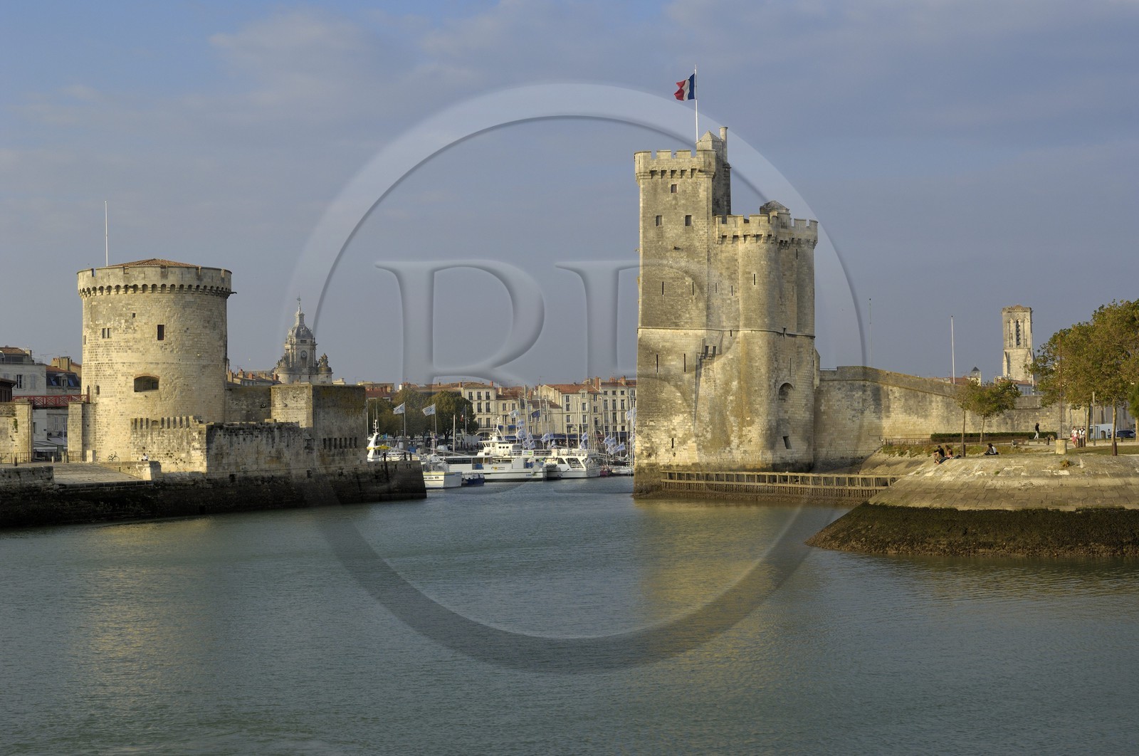 France, Charente-Maritime (17), La Rochelle, la Tour de la Chaine (à gauche) et la Tour Saint-Nicolas protégent l'entrée du Vieux Port