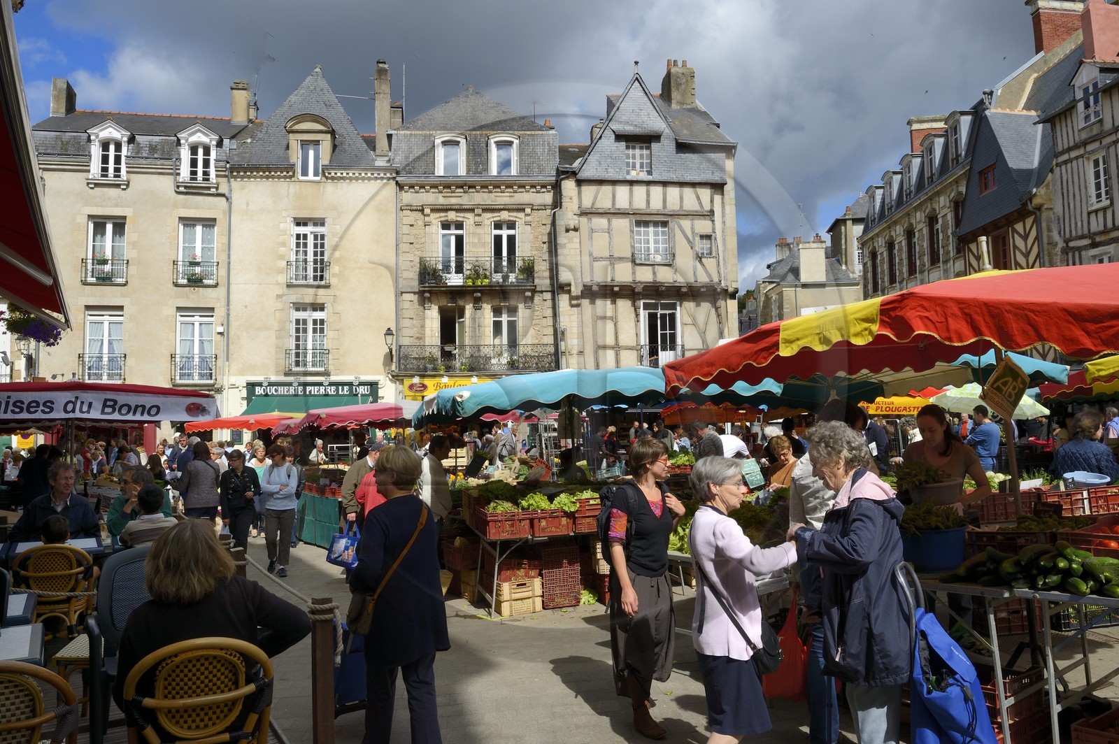 France, Morbihan (56), Golfe du Morbihan, Vannes, jour de marché sur la place du Poid Public