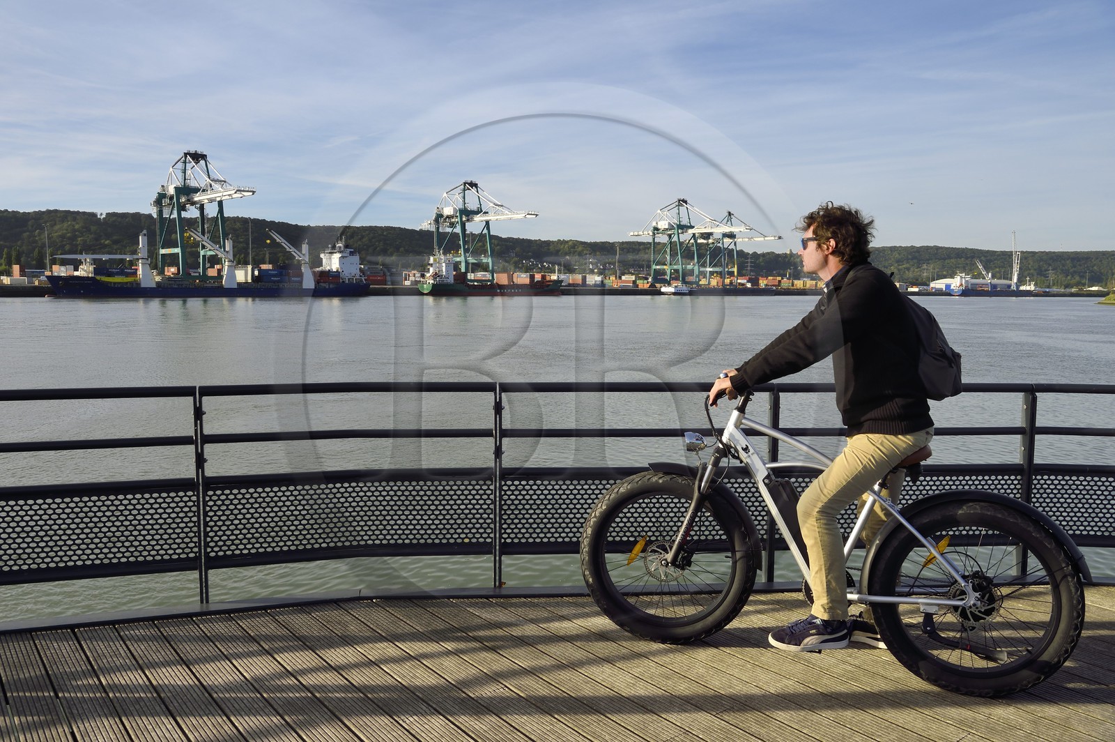 France, Seine-Maritime (76), Parc naturel régional des Boucles de la Seine normande, Hautot-sur-Seine, cycliste sur la veloroute face au Grand Port Maritime de Rouen