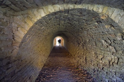 France, Haut-Rhin (68), Neuf-Brisach, ville fortifiée par Vauban, classée Patrimoine Mondial de l'UNESCO, tunnel d'une tenaille qui permet le passage entre des fortifications