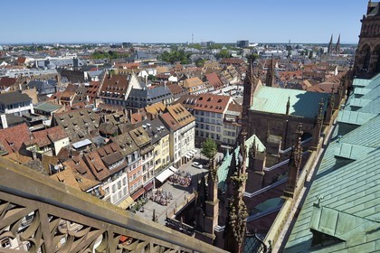 France, Bas-Rhin (67), Strasbourg, vieille ville classée au Patrimoine Mondial de l'UNESCO, la facade nord de la cathédrale Notre-Dame et la place de la cathédrale