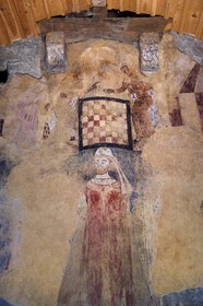 France, Haute-Loire (43), Le Puy-en-Velay, étape des chemins de Compostelle, l'ensemble cathédrale Notre-Dame-de-l'Annonciation du XIIe siècle classée Patrimoine Mondial de l'UNESCO, logis  des  clergeons, partie d'échecs entre un roi et un sarrasin, en dessous un évèque