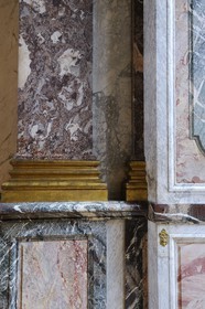 France, Yvelines (78), château de Versailles, classé Patrimoine Mondial de l'UNESCO, Salon d'Hercule, détail des murs en marbre.