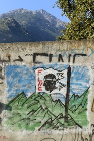 France, Haute-Corse (2B), Corte, graffitis politiques et indépendantistes avec la tête de Maure emblème de la Corse