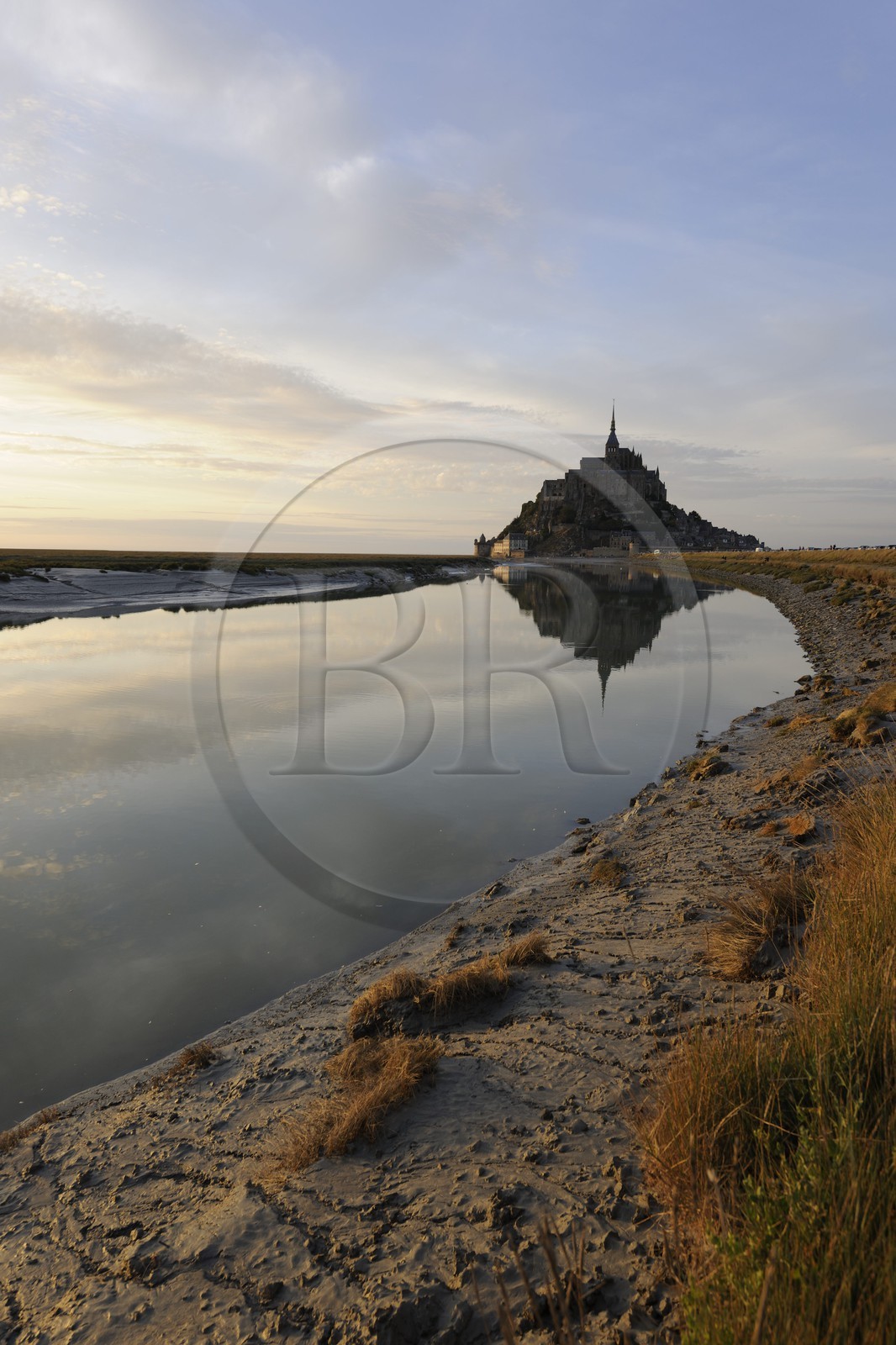 France, Manche (50), Mont-Saint-Michel, classé Patrimoine Mondial de l'UNESCO, et le Couesnon